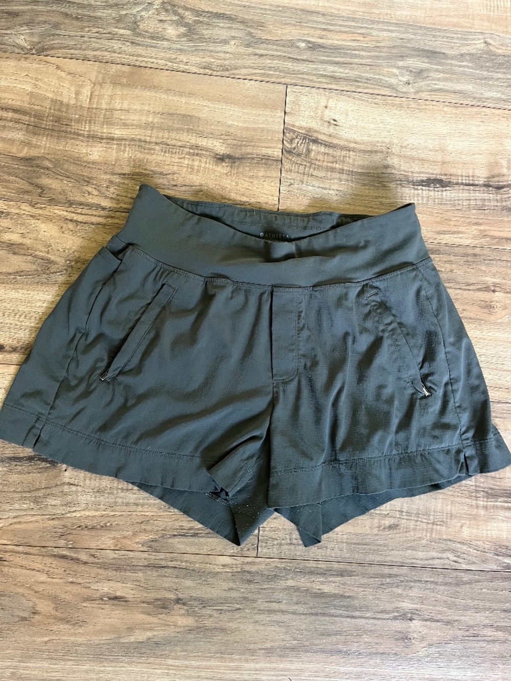 Athleta Trekkie Shorts in Green Color Size 4